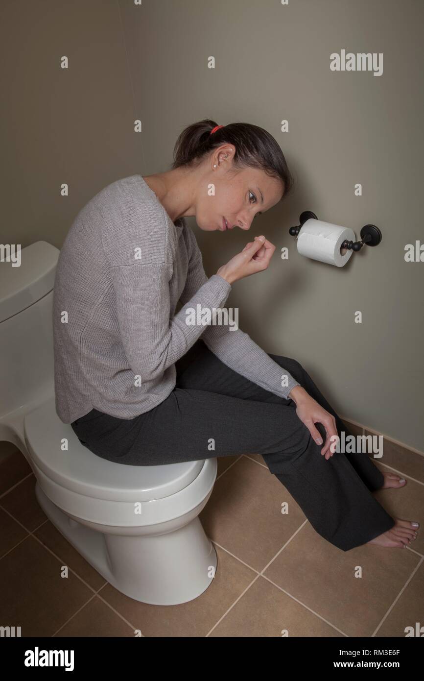 Pontszám Mindkét születés femme qui est au toilette Surrey Kopott hegy