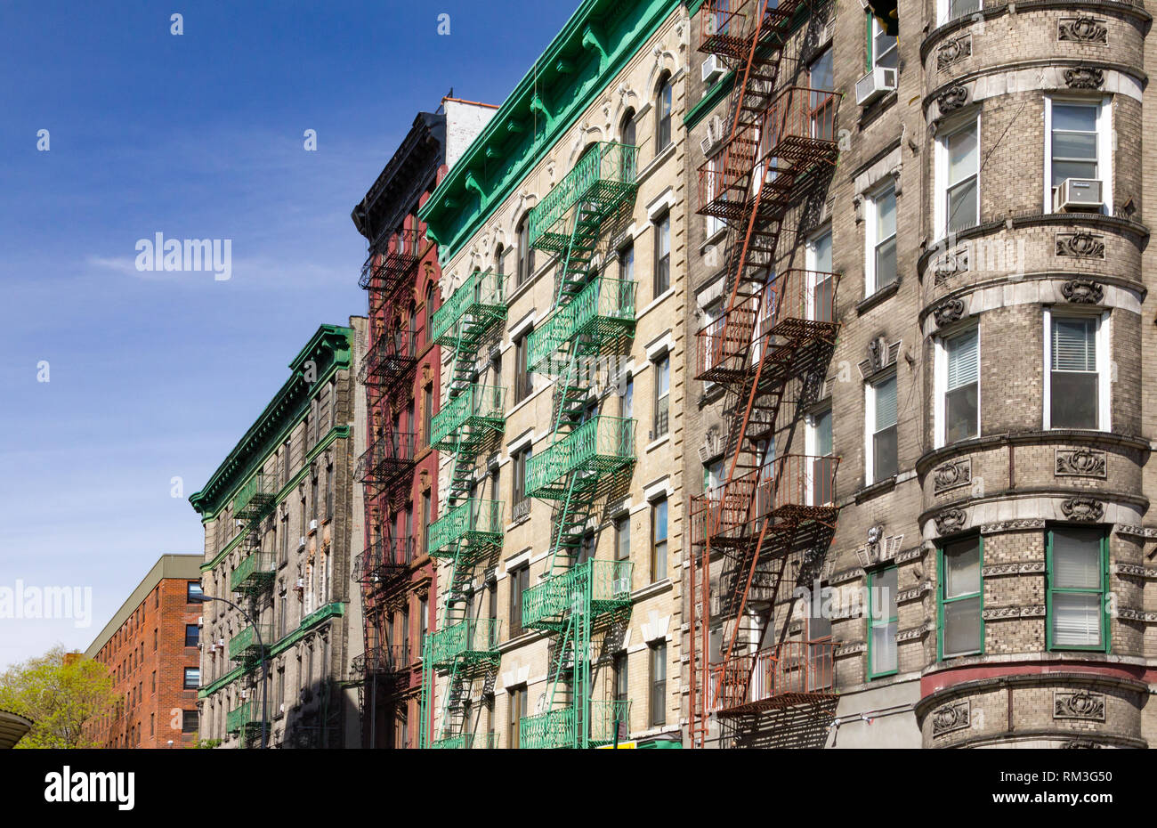 Vieux bâtiments historiques colorés à l'intersection de Mott et Kenmare Street dans le quartier de Nolita à Manhattan, New York City Banque D'Images