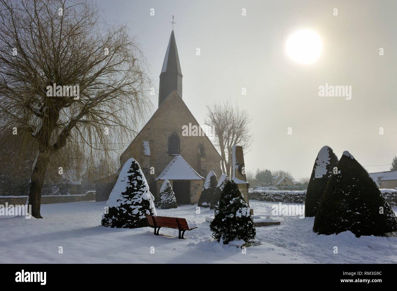 Eglise du village de Saint-Lucien couverte de neige dans la brume,  département de l'Eure-et-Loir, Center-Val-de-Loire, France, Europe Photo  Stock - Alamy