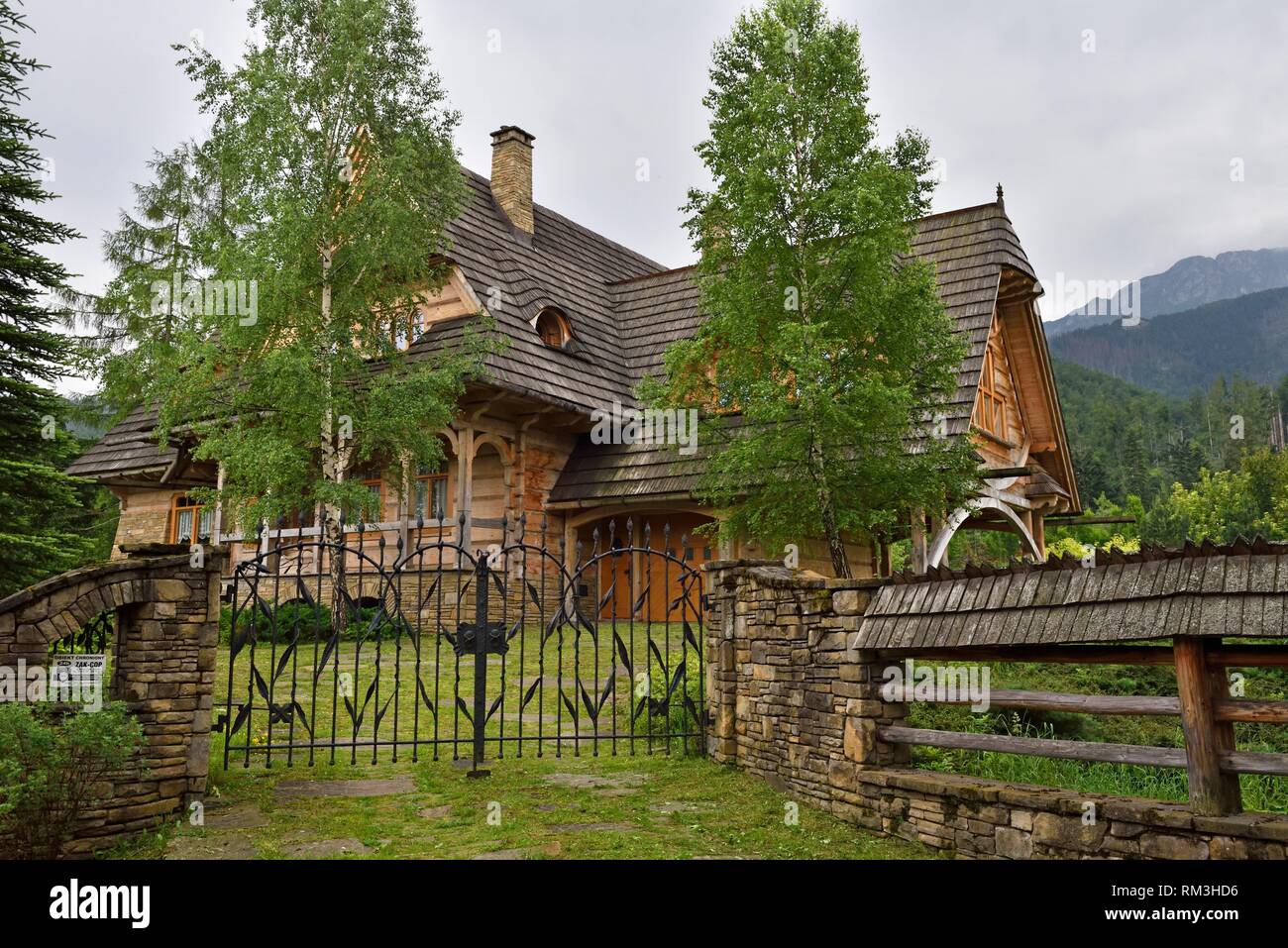Maison moderne de style Zakopane avec la chaîne des Tatras en arrière-plan, Zakopane, la région de Podhale, Massif des Tatras, province de Malopolska (Petite Banque D'Images