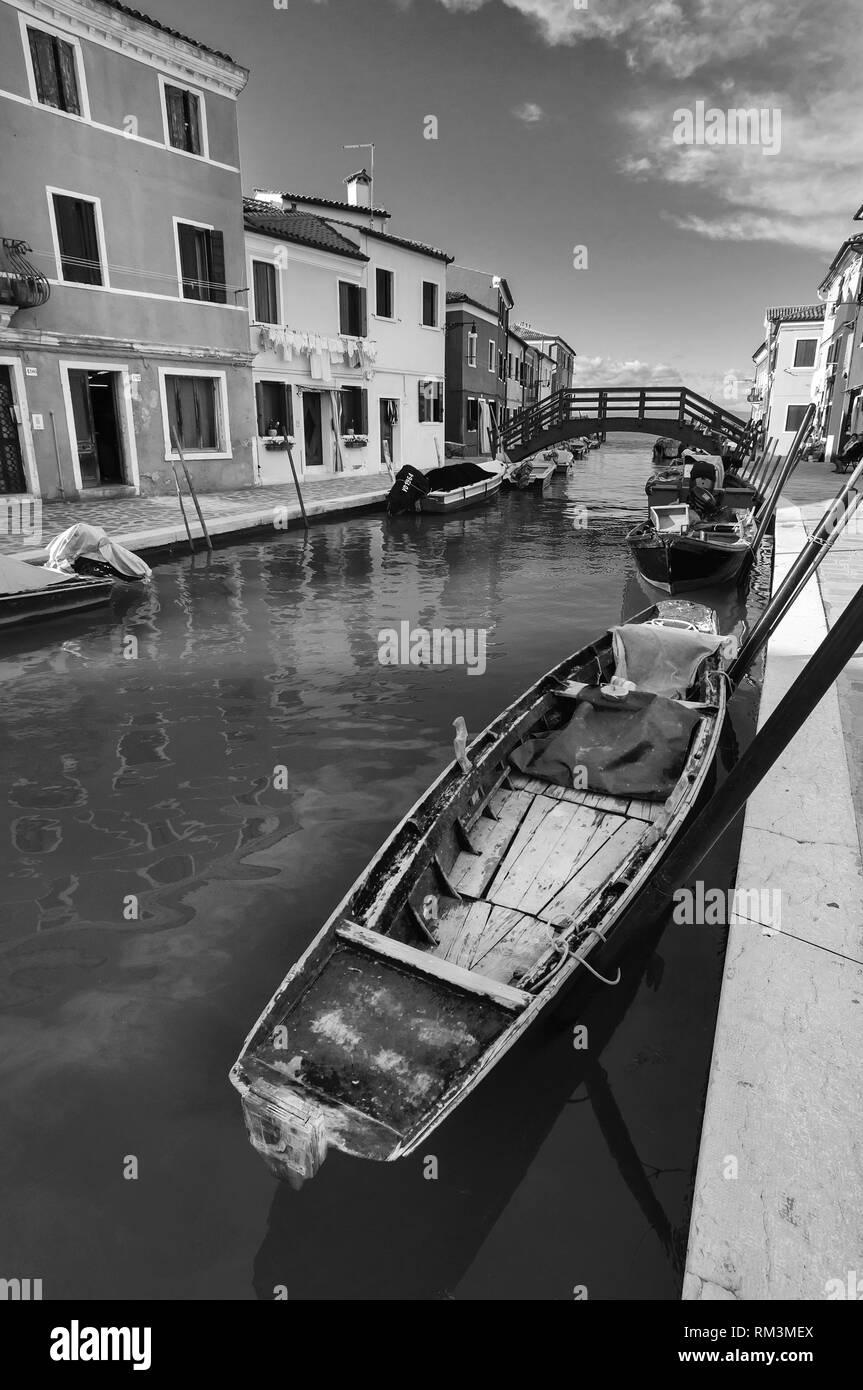 Maisons près d'un canal à Venise (noir et blanc) Banque D'Images