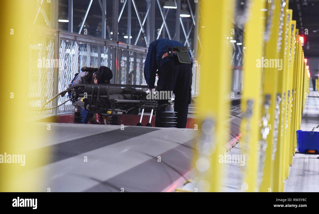 (190213) -- Paris, le 13 février 2019 (Xinhua) -- un contrôle mécanique Hefang bullet train à une station de maintenance à Jinan, province de Shandong en Chine orientale, le 12 février 2019 train Fuxing sont habituellement en service dans la journée et dans l'entretien de nuit. Avec une vitesse maximale de 350 kilomètres par heure, Fuxing représente le meilleur de la technologie ferroviaire à grande vitesse. (Xinhua/Wang Kai) Banque D'Images