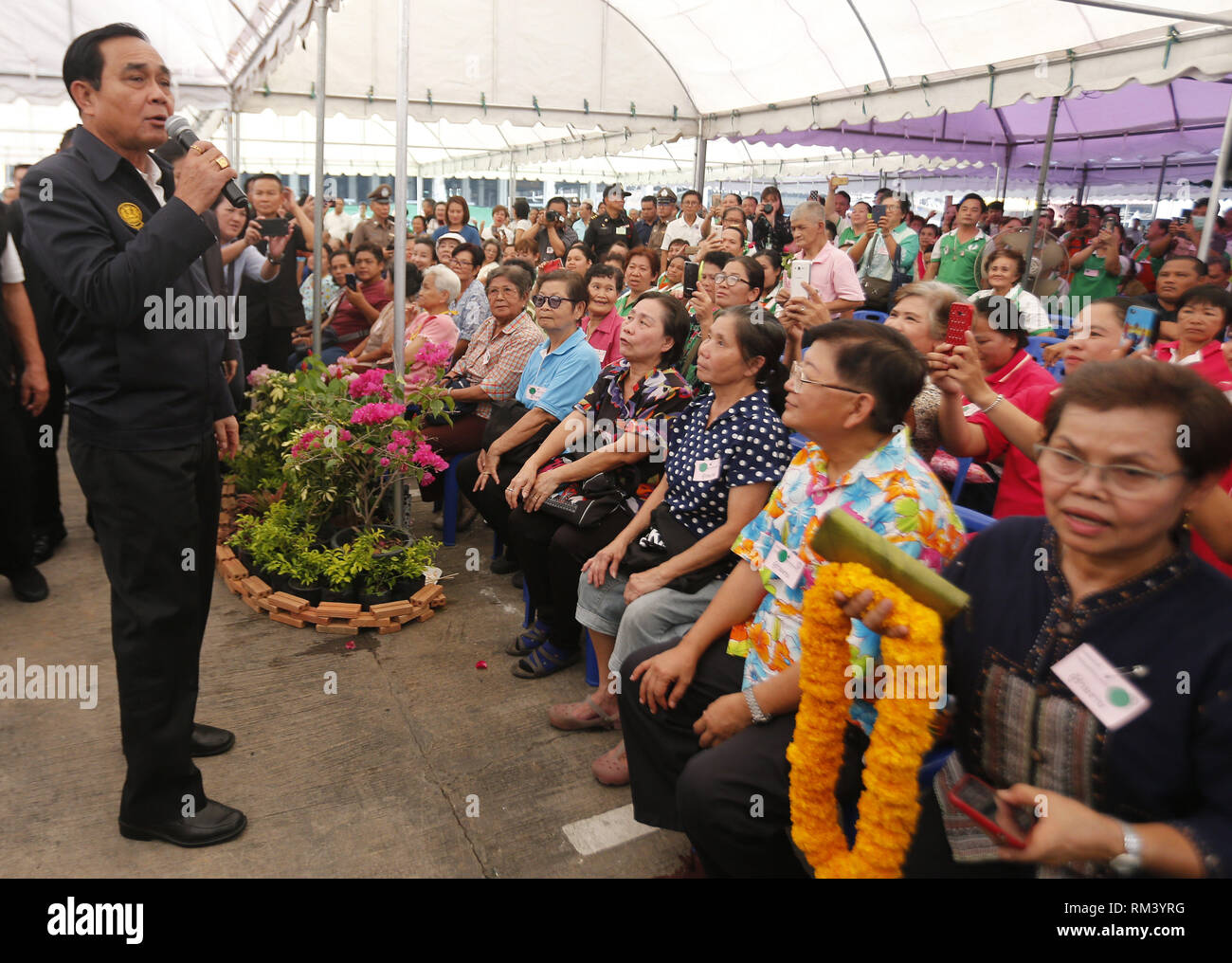 Bangkok, Thaïlande. Feb 13, 2019. Le premier ministre Prayuth Chan-ocha vu parler à ses partisans au cours de ses visites à Bang Khae pour observer le marché de la gestion des terres de la circulation sur route Phet Kasem à Bangkok, Thaïlande. La Commission électorale établit le 24 mars comme jour de l'élection nationale de la Thaïlande. Chaiwat Subprasom Crédit : SOPA/Images/ZUMA/Alamy Fil Live News Banque D'Images