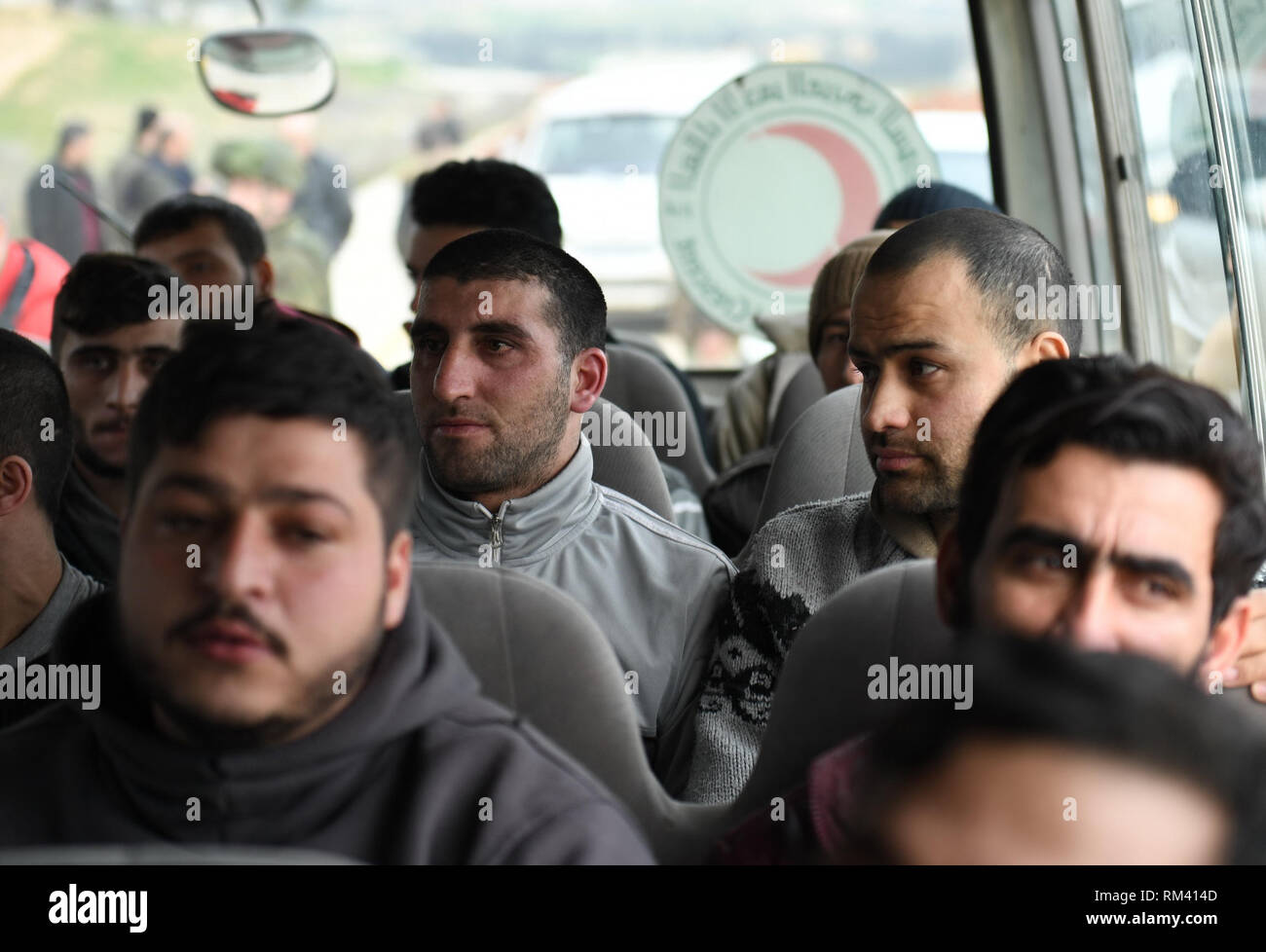 Alep. Feb 13, 2019. Publié kidnappé syriens sont vus dans un Croissant-Rouge Arabe syrien (SARC) véhicule dans la campagne de la province d'Alep en Syrie du nord sur Feb.12, 2019. L'armée syrienne le mardi obtenu la libération d'un certain nombre d'enlèvements de la captivité des rebelles à Alep, campagne, selon l'agence SANA. Source : Xinhua/Alamy Live News Banque D'Images