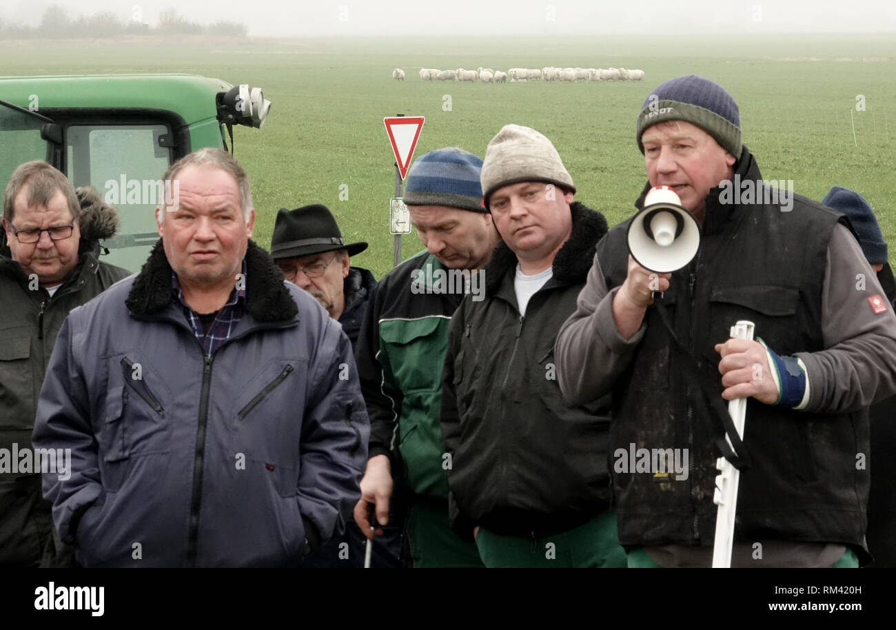 13 février 2019, le Schleswig-Holstein, Le Croisic : manifestants des propriétaires d'animaux sont debout au cours d'un blocus sur l'action spontanée B203 autoroute fédérale. Les moutons les agriculteurs demandent une meilleure protection de leurs animaux contre les attaques de loups. Photo : Carsten Rehder/dpa Banque D'Images