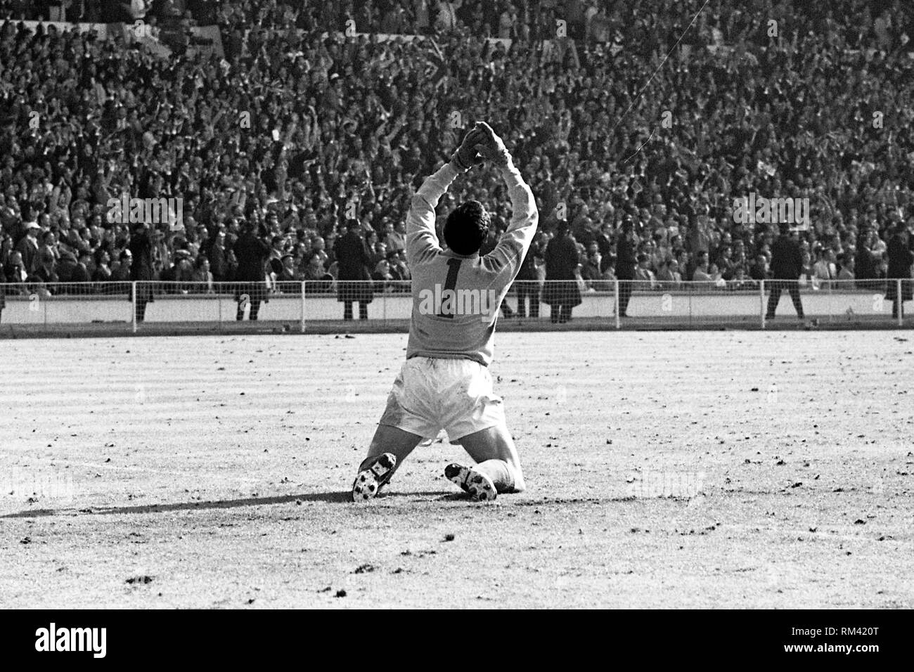 Gordon Banks, le gardien de l'Angleterre, s'agenouille sur le terrain et à la vôtre, merci le ciel, Coupe du Monde 1966 dans le stade de Wembley à Londres, Angleterre - Allemagne : 4 2 nV, 30.07.1966. Dans le monde d'utilisation | Banque D'Images