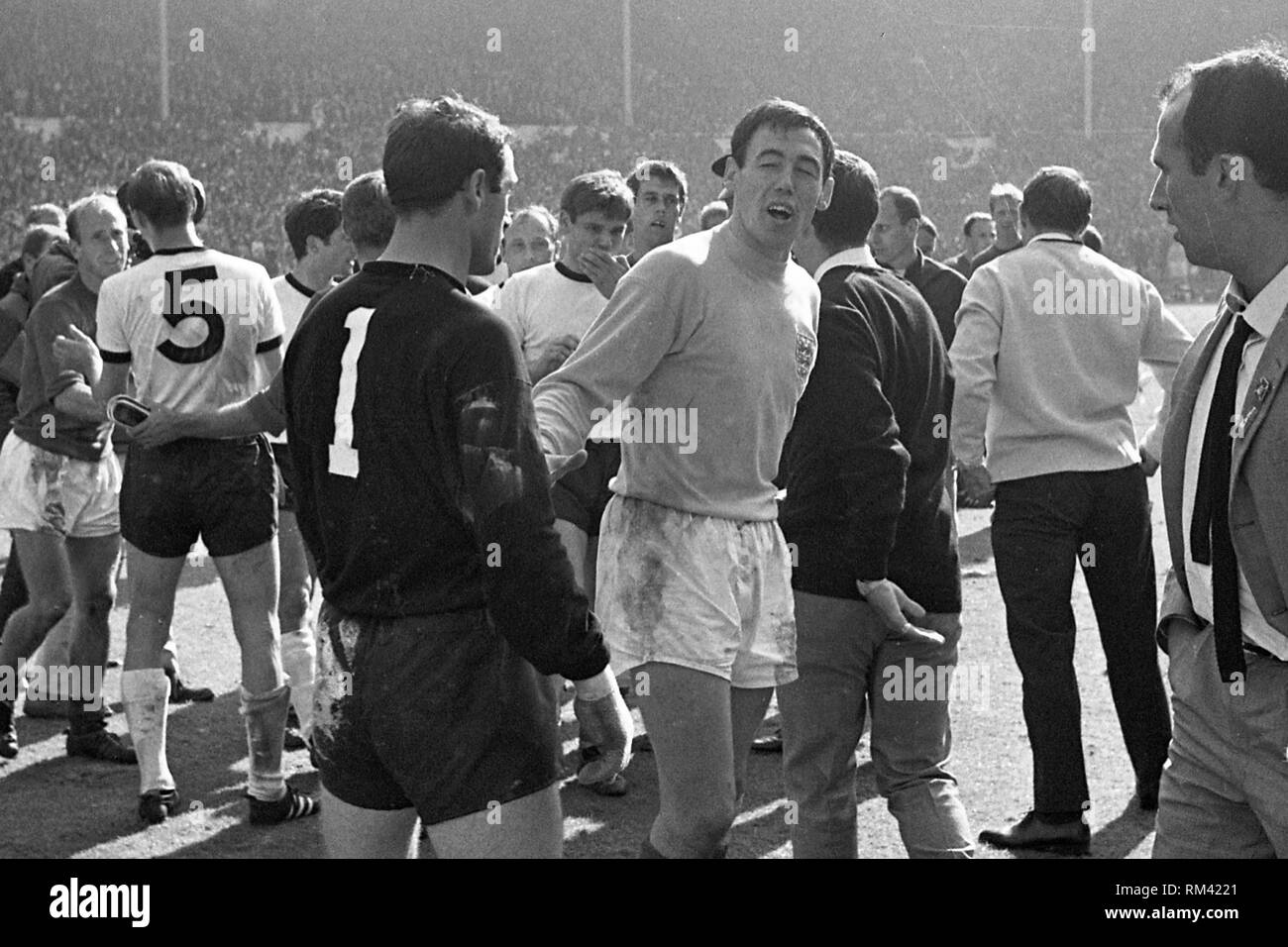 Gordon Banks, gardien de l'Angleterre, à droite, de la liaison avec l'Allemand Hans gardien TILKOWKSI, après le jeu, de consolation, d'troesten, Coupe du Monde 1966 dans le stade de Wembley à Londres, Angleterre - Allemagne : 4 2 n/a, 30.07.1966. Dans le monde d'utilisation | Banque D'Images