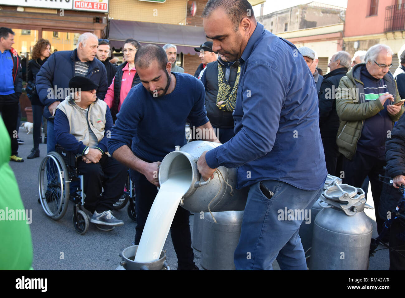 Foto Alessandro Tocco/LaPresse 13-02-2019, Oristano (OR) - Italia Cronaca  Protesta per il prezzo del latte en Sardaigne Nella foto : Protesta degli  Allevatori e pastori, venir simbolo di solidariet&# xe0 ; j'pastori