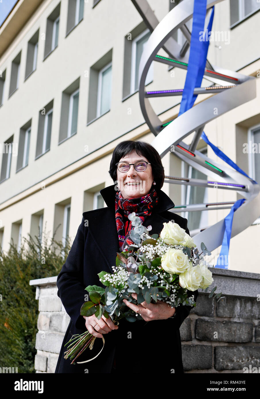 Le Président de l'Académie des sciences tchèque Eva Zazimalova (photo) et de cellules Jiri physiologiste Bartek assister à l'inauguration de la nouvelle statue de l'ADN en dehors du modèle de l'Institut de biophysique de l'Académie des sciences tchèque à Brno, en République tchèque, le mercredi 13 février, 2019. (CTK Photo/Monika Hlavacova) Banque D'Images