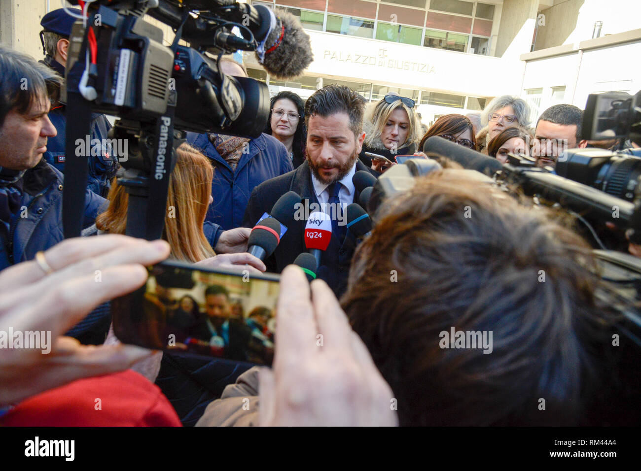 Foto Cronache Maceratesi/LaPresse13-02-2019 Macerata, ItaliaCronacaMacerata, si apre il processo per l'omicidio di Pamela : urla e tensioni all'arrivo al processo di OseghaleNella foto : Marco Valerio verni, legale della famiglia Mastropietro Banque D'Images