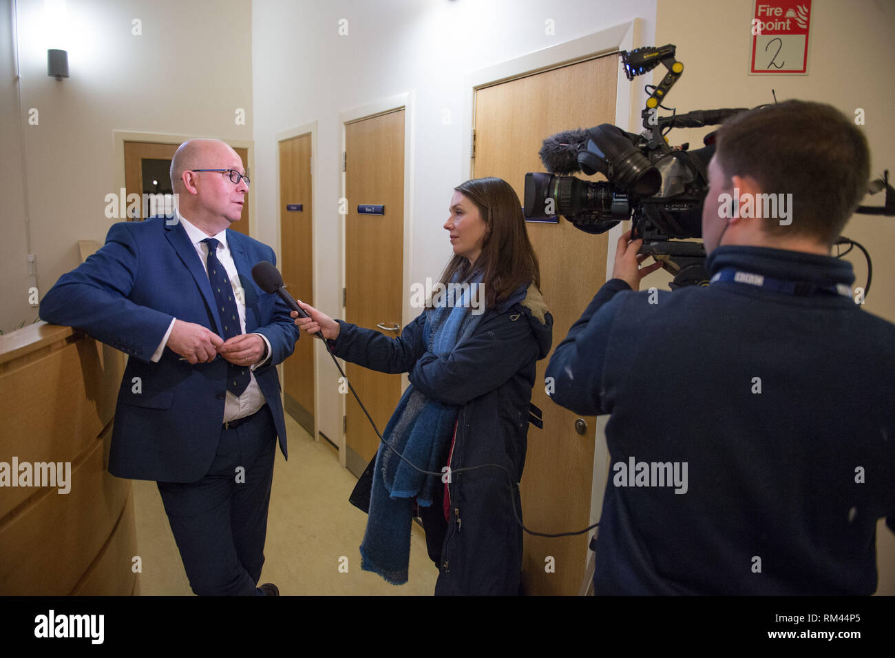 Glasgow, Royaume-Uni. 13 février 2019. (À gauche) Dr Andrew Buist, Président de l'Ecosse de BMA Généralistes écossais vu Comité d'être interviewé lors d'une visite avec le Cabinet Secrétaire de la Santé et du Sport à un généraliste qui - la chirurgie en Posil Allander, Glasgow. Le Secrétaire de la Santé annoncera le financement d'un programme pour donner un soutien supplémentaire GPs au coût d'exploitation de leurs propres pratiques. Crédit : Colin Fisher/Alamy Live News Banque D'Images