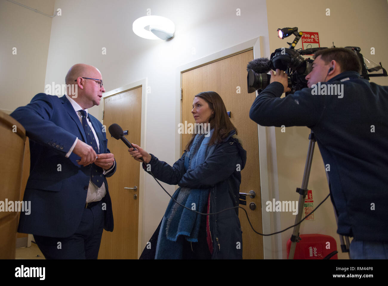 Glasgow, Royaume-Uni. 13 février 2019. (À gauche) Dr Andrew Buist, Président de l'Ecosse de BMA Généralistes écossais vu Comité d'être interviewé lors d'une visite avec le Cabinet Secrétaire de la Santé et du Sport à un généraliste qui - la chirurgie en Posil Allander, Glasgow. Le Secrétaire de la Santé annoncera le financement d'un programme pour donner un soutien supplémentaire GPs au coût d'exploitation de leurs propres pratiques. Crédit : Colin Fisher/Alamy Live News Banque D'Images