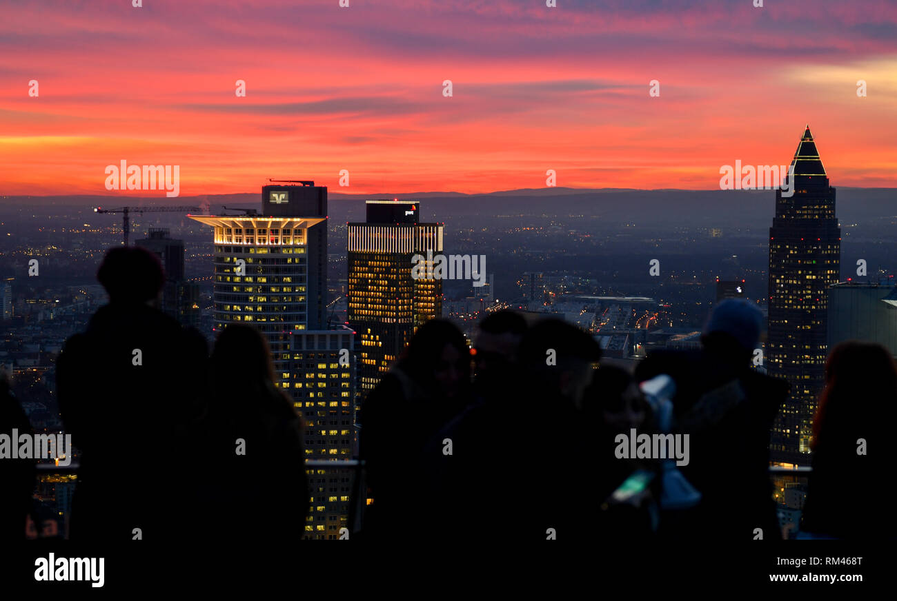 13 février 2019, Hessen, Frankfurt/Main : Les Visiteurs regarder le coucher du soleil dans le voyage ville de la plate-forme de la tour principale. Photo : Arne Dedert/dpa Banque D'Images