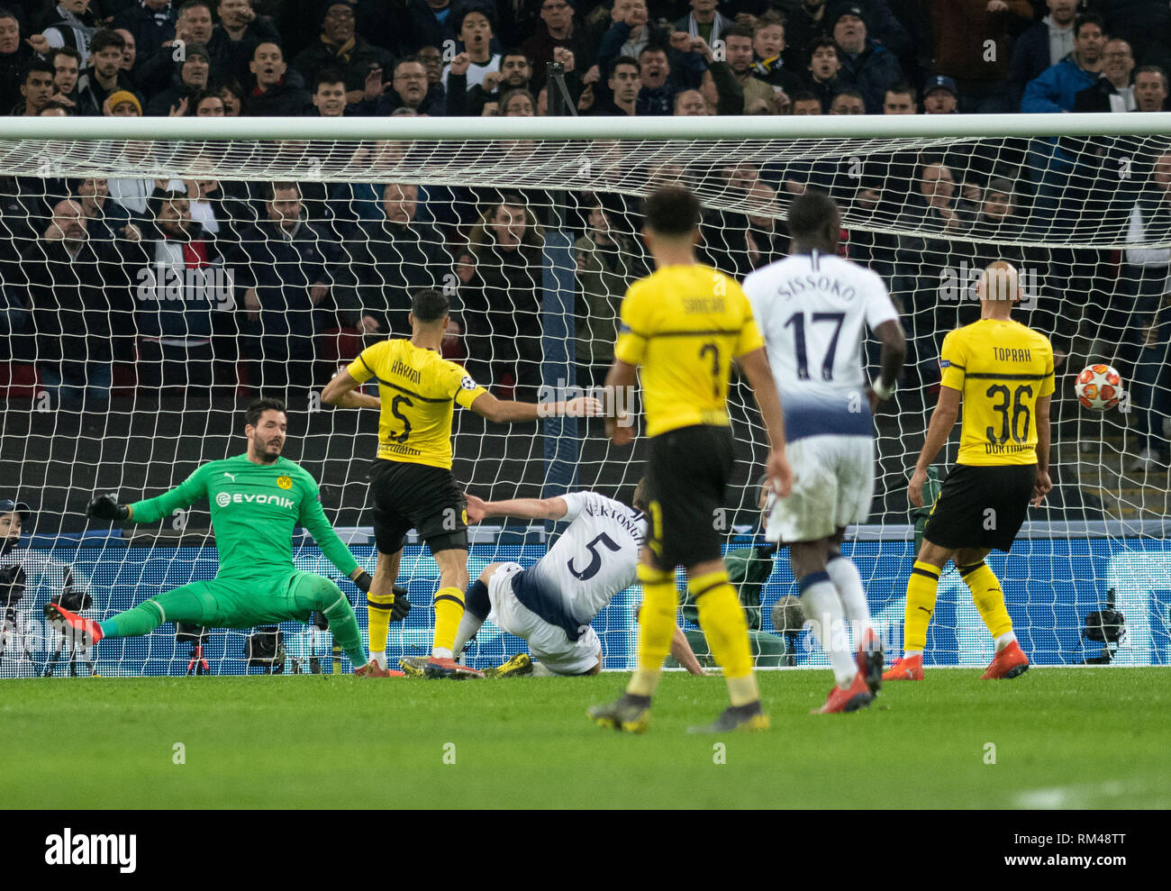 Londres, Royaume-Uni. Feb 13, 2019. Football : Ligue des Champions, Tottenham Hotspur - Borussia Dortmund, knockout ronde, ronde de 16 ans, les jambes d'abord au stade de Wembley : Dortmund gardien Roman Bürki (l) ne peut pas empêcher le 2-0 par Jan Vertonghen (5) de Tottenham. Crédit : Bernd Thissen/dpa/Alamy Live News Banque D'Images