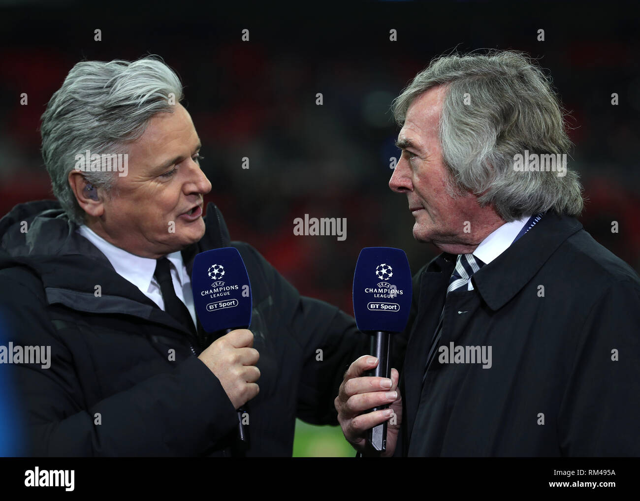 Le stade de Wembley, Londres, en Angleterre. Feb 13, 2019. Ligue des Champions de football, Tottenham Hotspur contre Borussia Dortmund ; ancien d'Irlande et de Tottenham Gardien Pat Jennings parler à BT Intervieweur Sports Des Kelly sur le terrain avant le coup d'Action Crédit : Plus Sport/Alamy Live News Banque D'Images