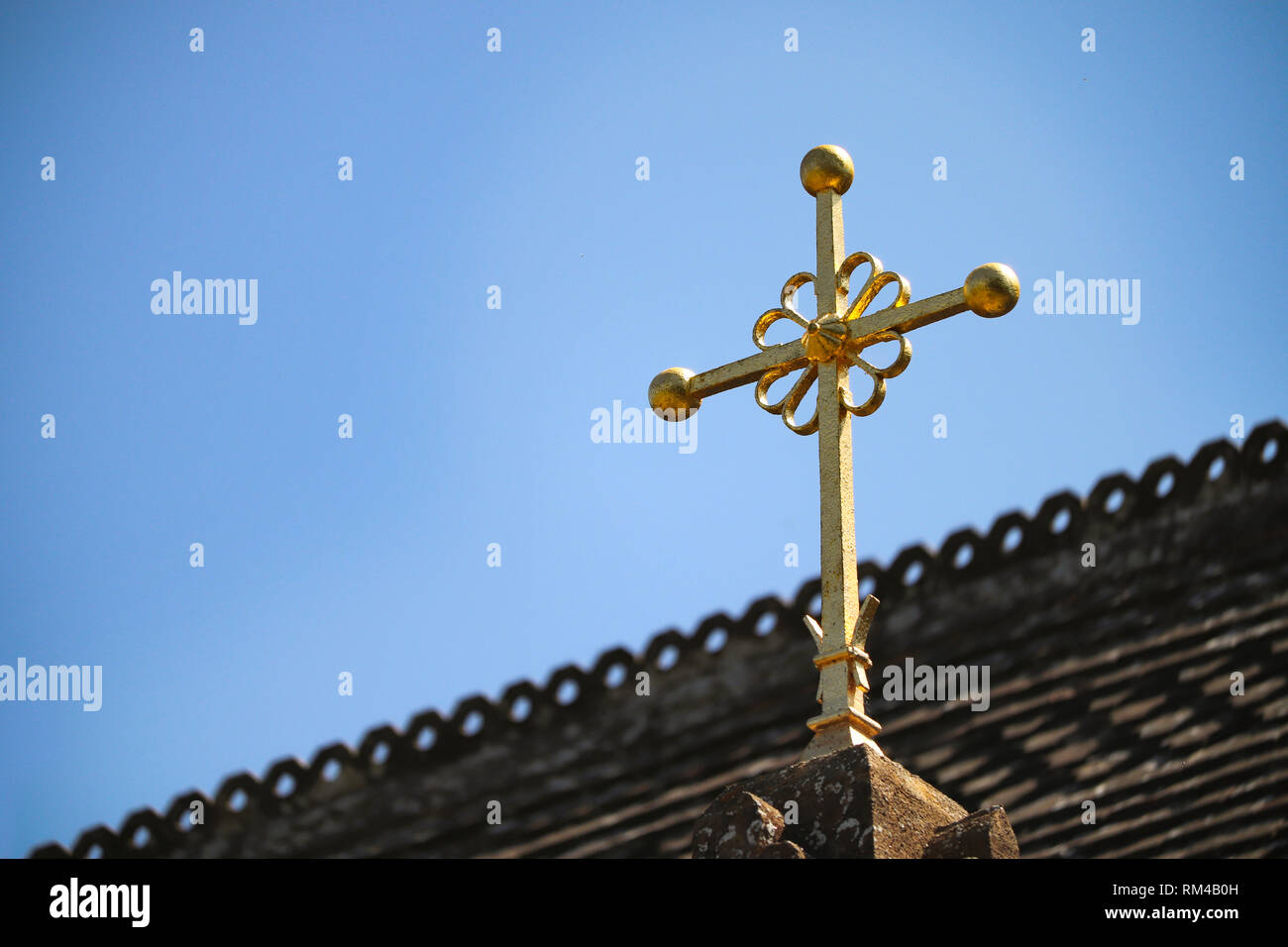 Croix religieuse sur le toit de l'église Banque D'Images