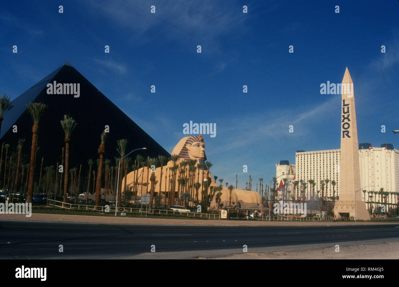 LAS VEGAS, NV - 31 décembre : une vue générale de l'atmosphère du Luxor Hotel and Casino Las Vegas le 31 décembre 1993, qui a ouvert ses portes le 15 octobre 1993 à 3900 South Las Vegas Boulevard, à Las Vegas, Nevada. Photo de Barry King/Alamy Stock Photo Banque D'Images