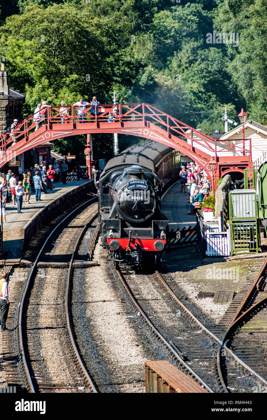 Black 5 Eric Treacy en attente d'écarter de la station Goathland southbound de Pickering Banque D'Images