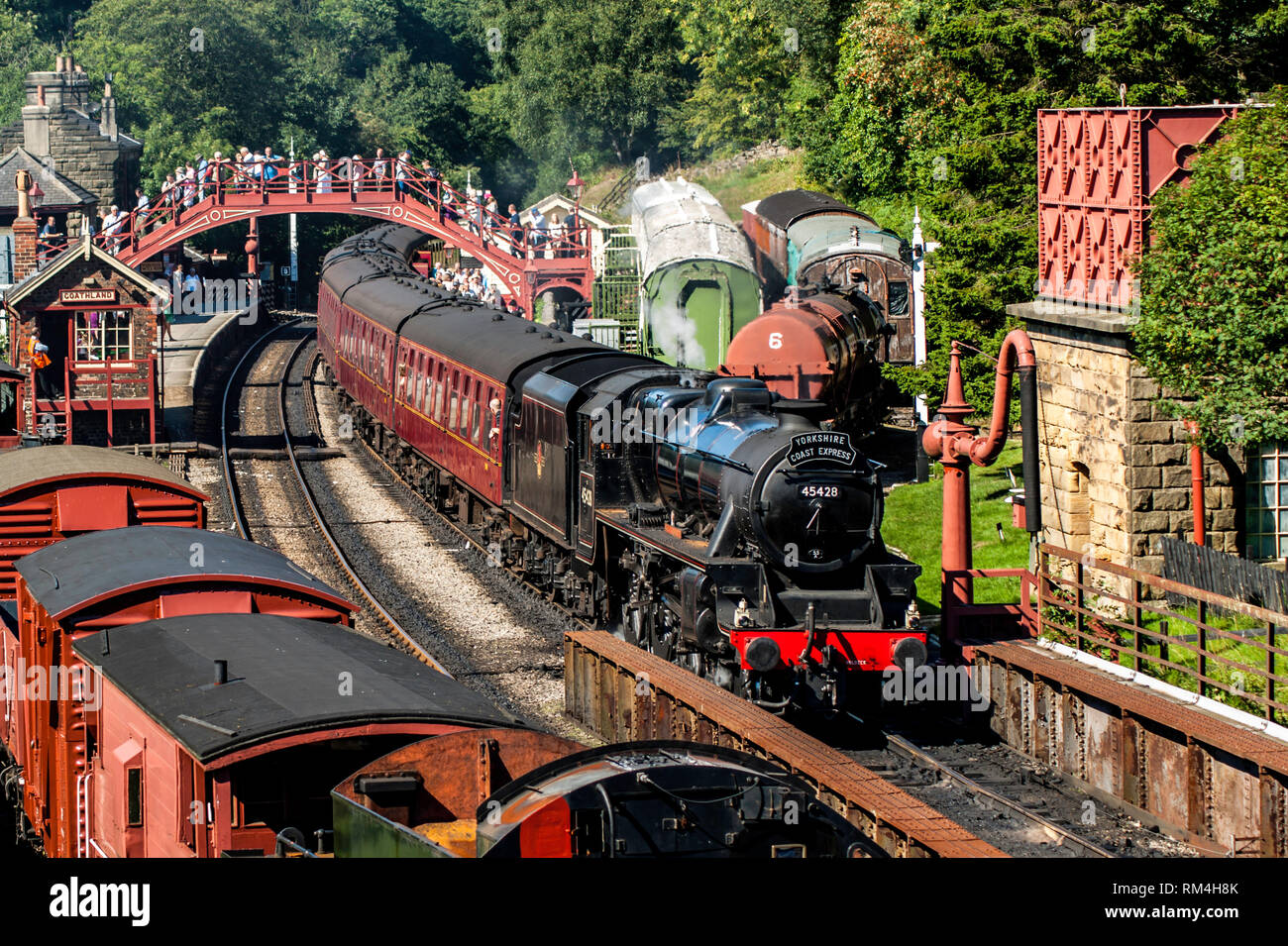 Black 5 Eric Treacy en attente d'écarter de la station Goathland southbound de Pickering Banque D'Images