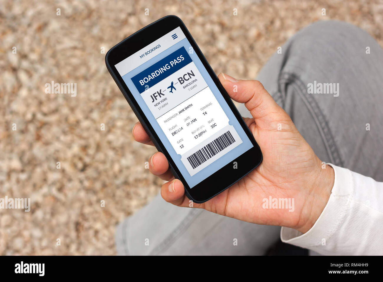 Hand holding smart phone avec concept d'embarquement à l'écran. Tous les contenu de l'écran est conçu par moi Banque D'Images