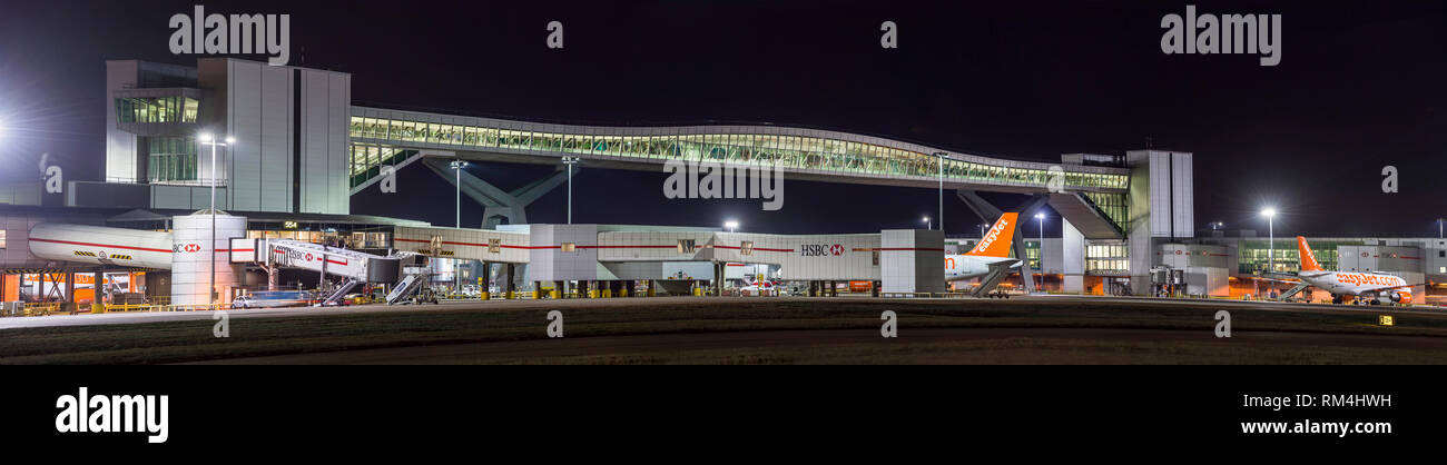 Vue de l'aéroport de Gatwick la nuit, Angleterre Banque D'Images
