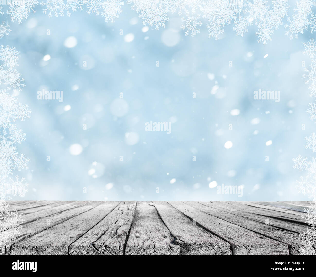 Table en bois et neige de l'hiver avec des flocons d'arrière-plan Banque D'Images