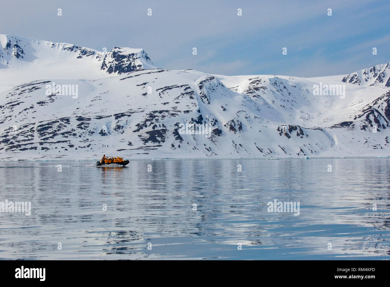 Les passagers de croisière aventure sur un zodiaque en caoutchouc tour lugubre un iceberg au Spitzberg, Norvège en juin Banque D'Images