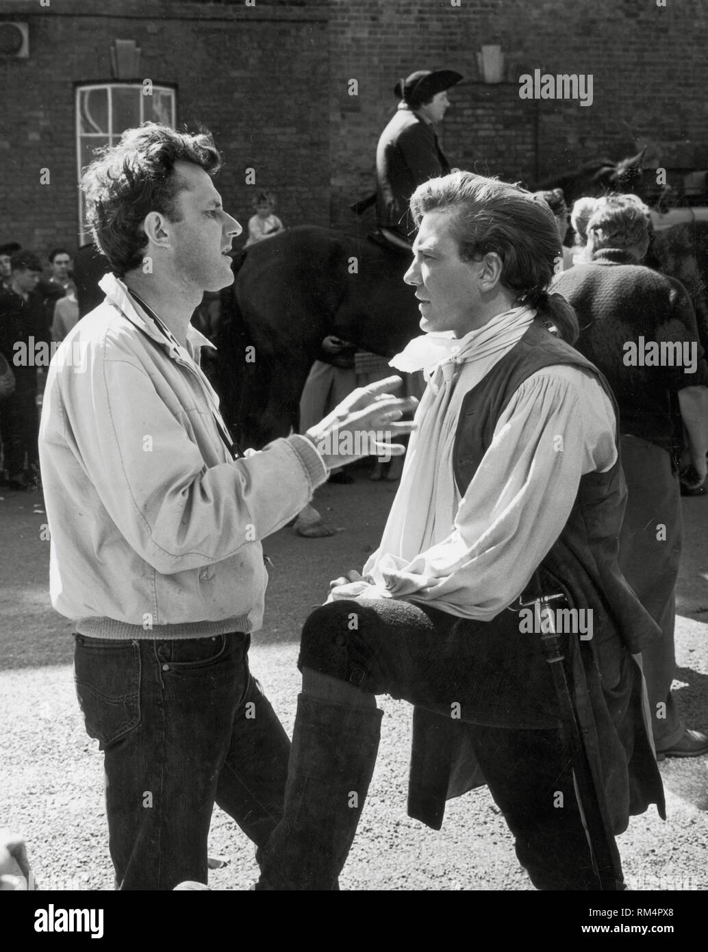 Albert Finney, en costume, avec le réalisateur Tony Richardson sur l'ensemble de 'Tom Jones' (1963) MGM Référence de dossier #  33751 212THA Banque D'Images