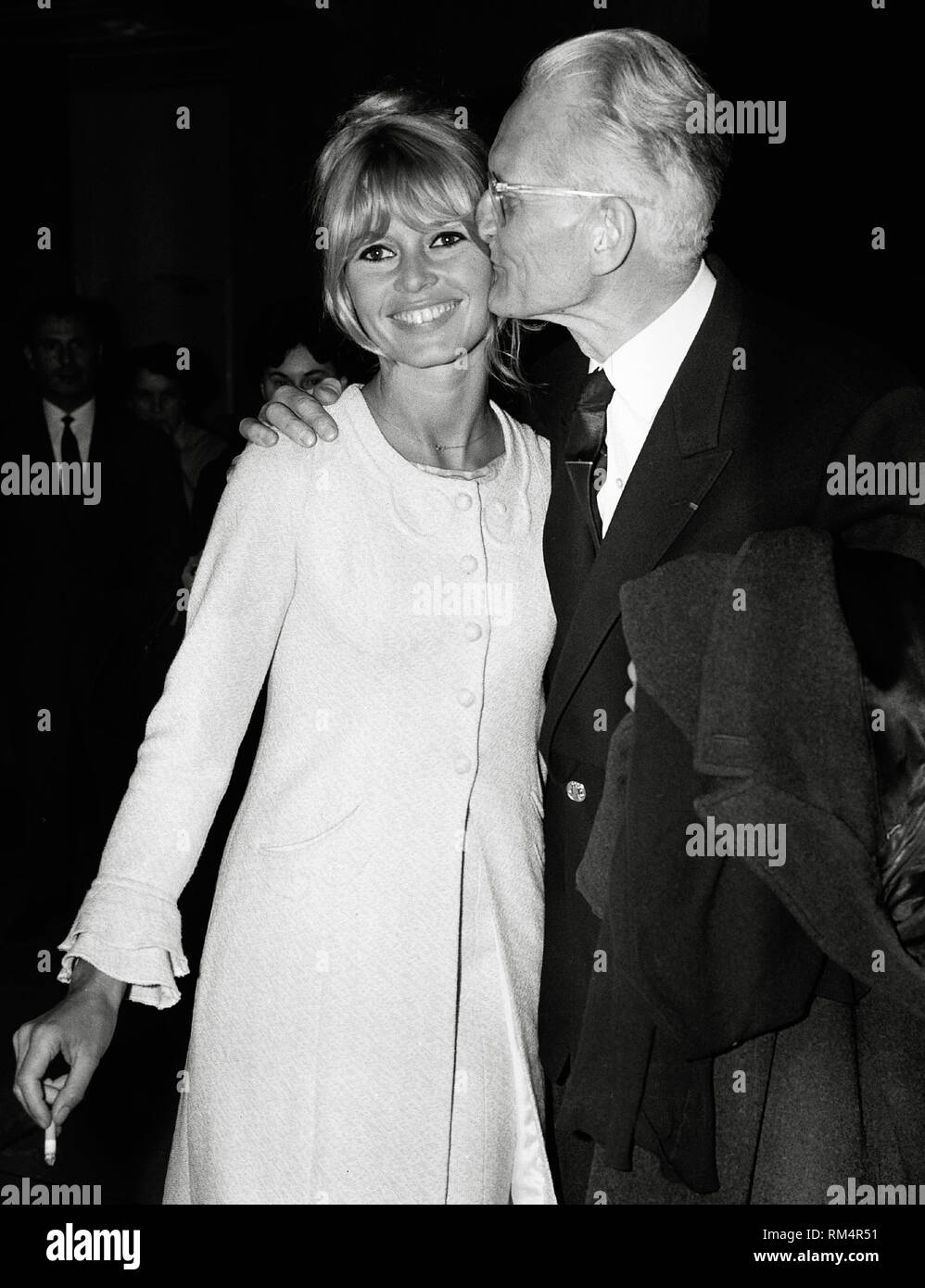 Brigitte Bardot et son père, Louis, 26 mai 1965. Référence # 33751 Fichier_120THA Banque D'Images