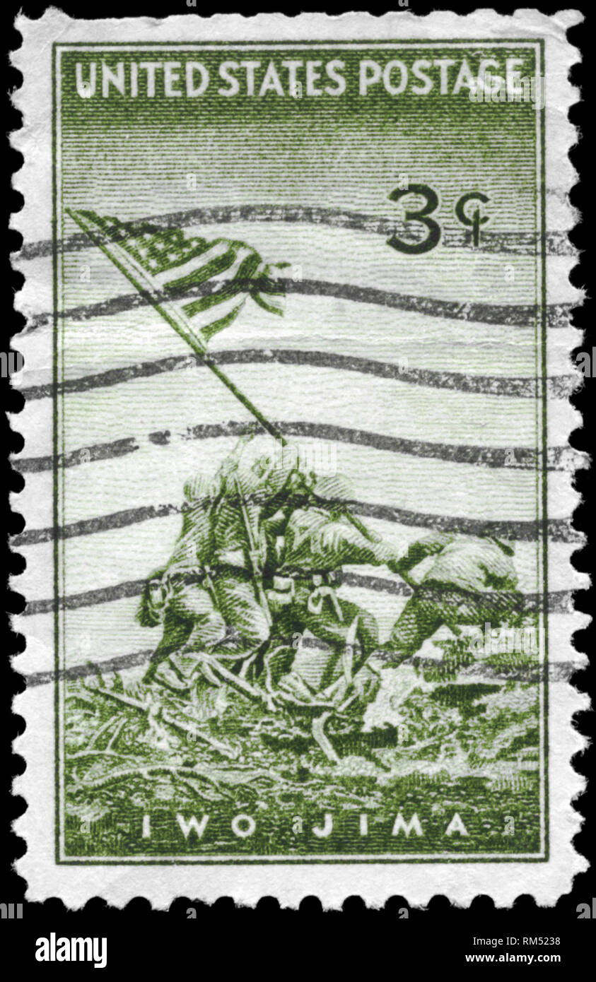 USA - circa 1945 : timbre imprimé aux États-Unis montre les Marines le drapeau sur Mt. Suribachi, Iwo Jima, à partir d'une photographie par Joel Rosenthal, vers 194 Banque D'Images