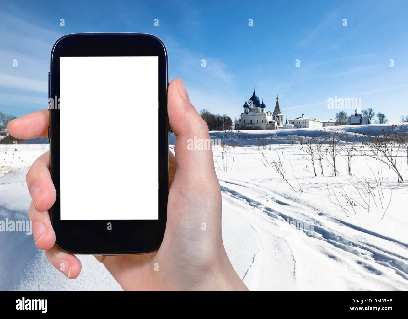 Travel Concept - photos touristiques de rivière gelée et Suzdal Kremlin avec Chathedral et palais dans la ville de Souzdal en hiver de Russie sur smartphone wifi Banque D'Images