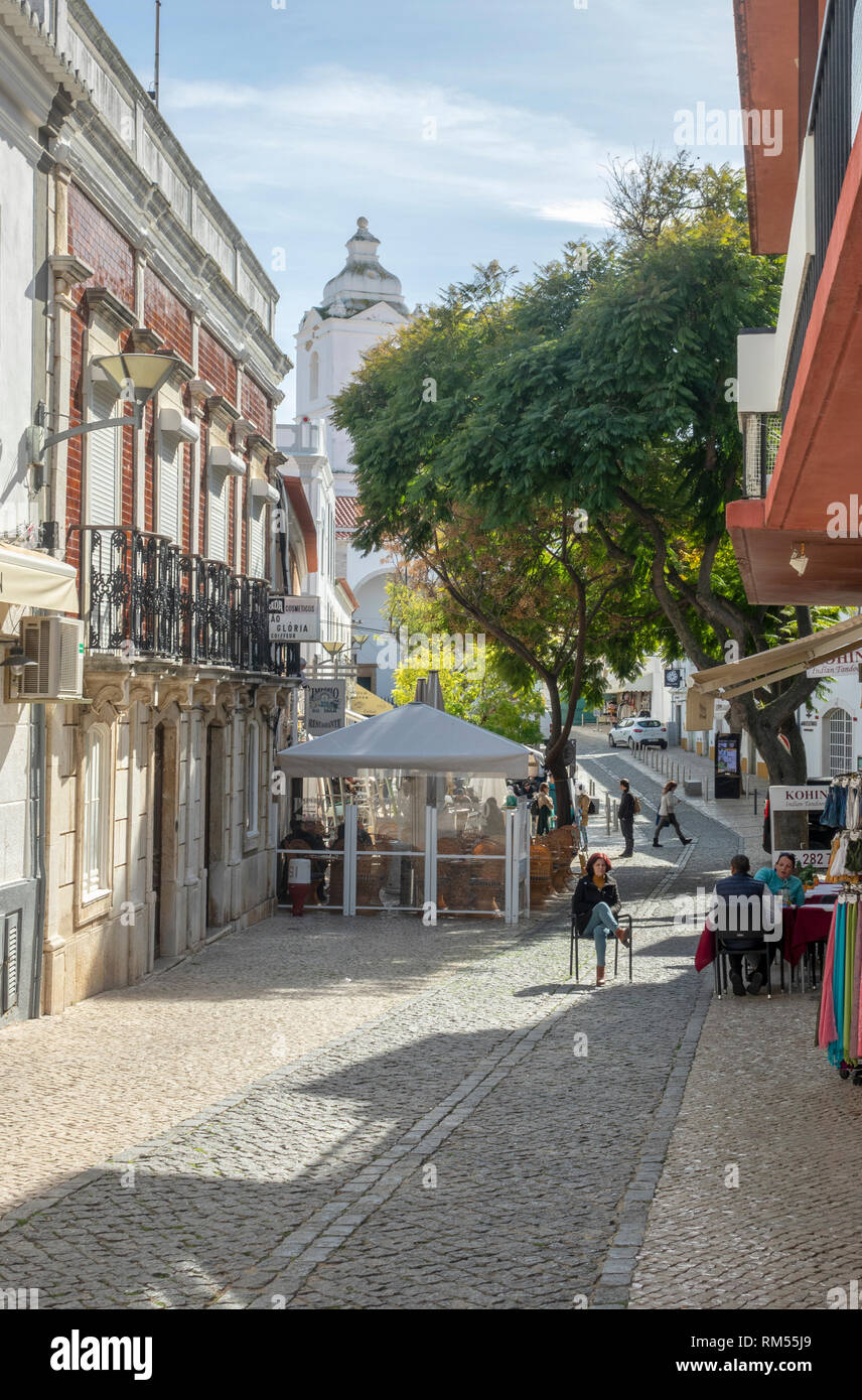 Une rue piétonne de la vieille ville de Lagos au Portugal, l'Algarve au Portugal Banque D'Images