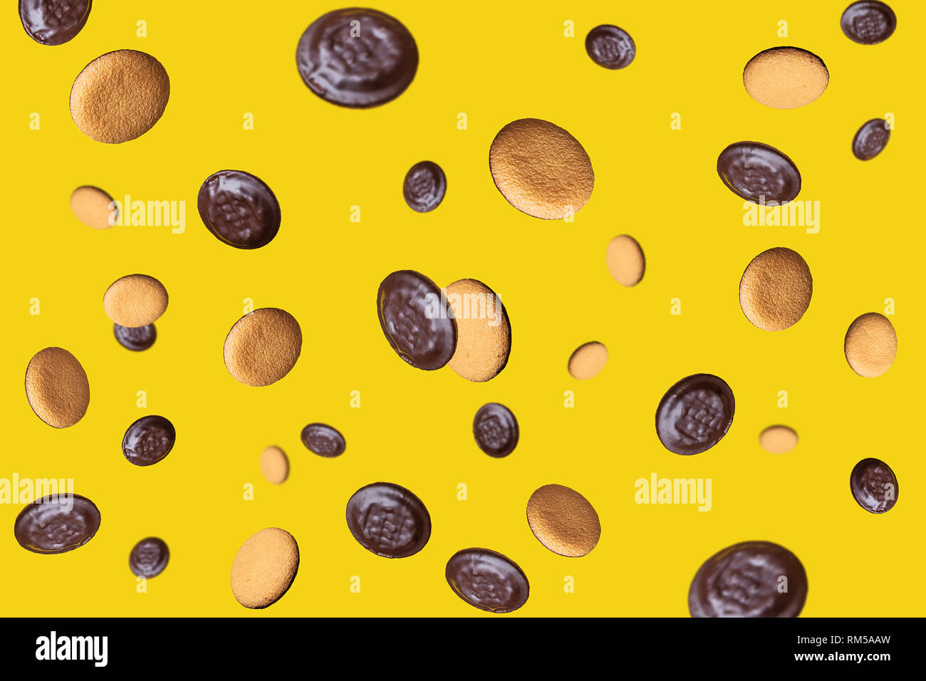 Flying Food Concept Biscuits digestifs au chocolat dans l'air Banque D'Images