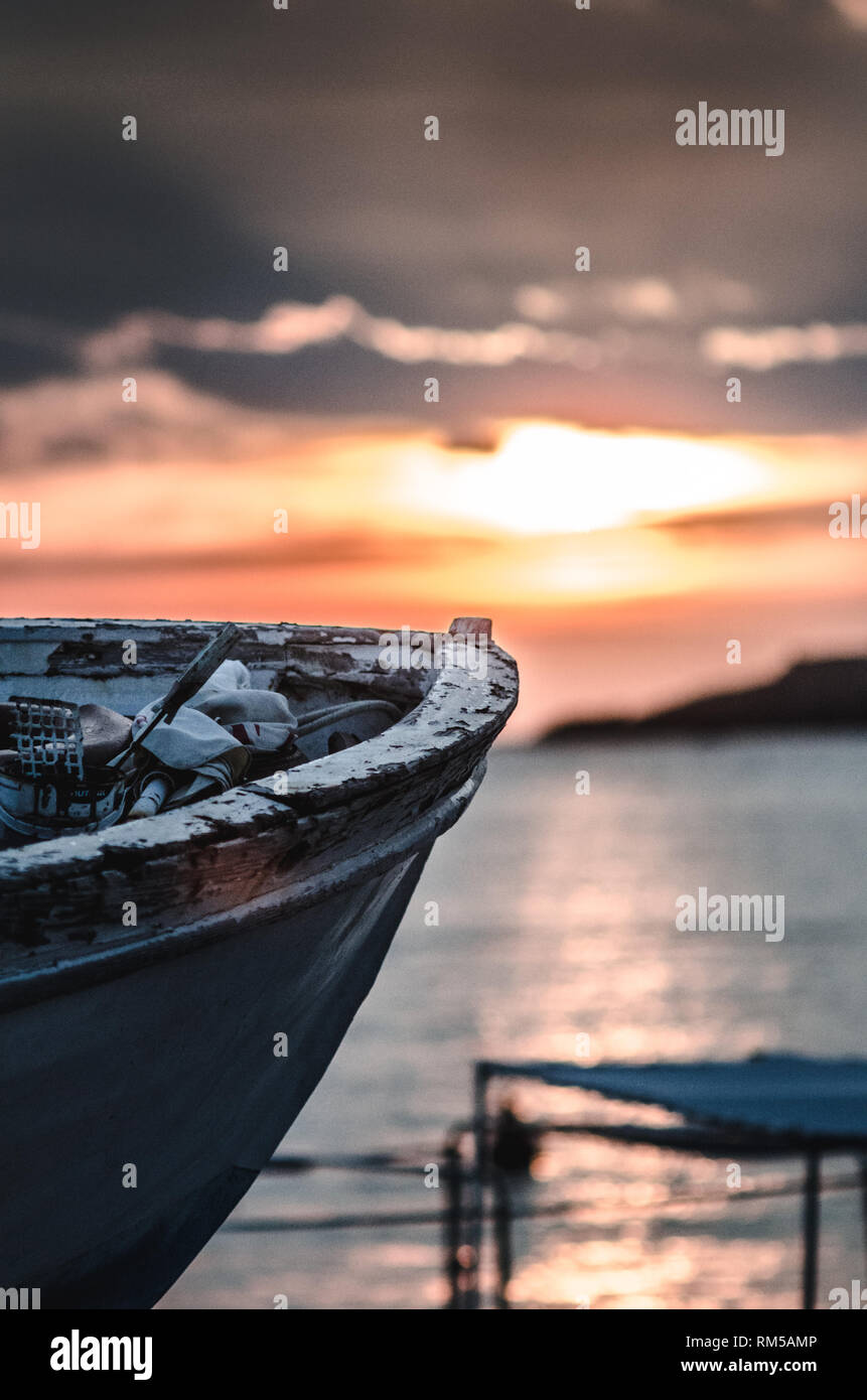 Vieux bateau de pêche sur le coucher du soleil avec la peinture se détache et laissé en friches Banque D'Images