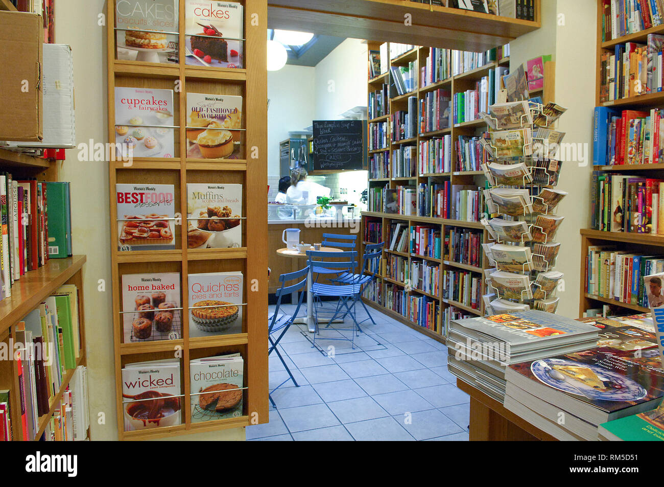 Livres pour les cuisiniers de Notting Hill qui vendent des livres et Cook ont un test avec la cuisine dans l'arrière de la boutique. Banque D'Images