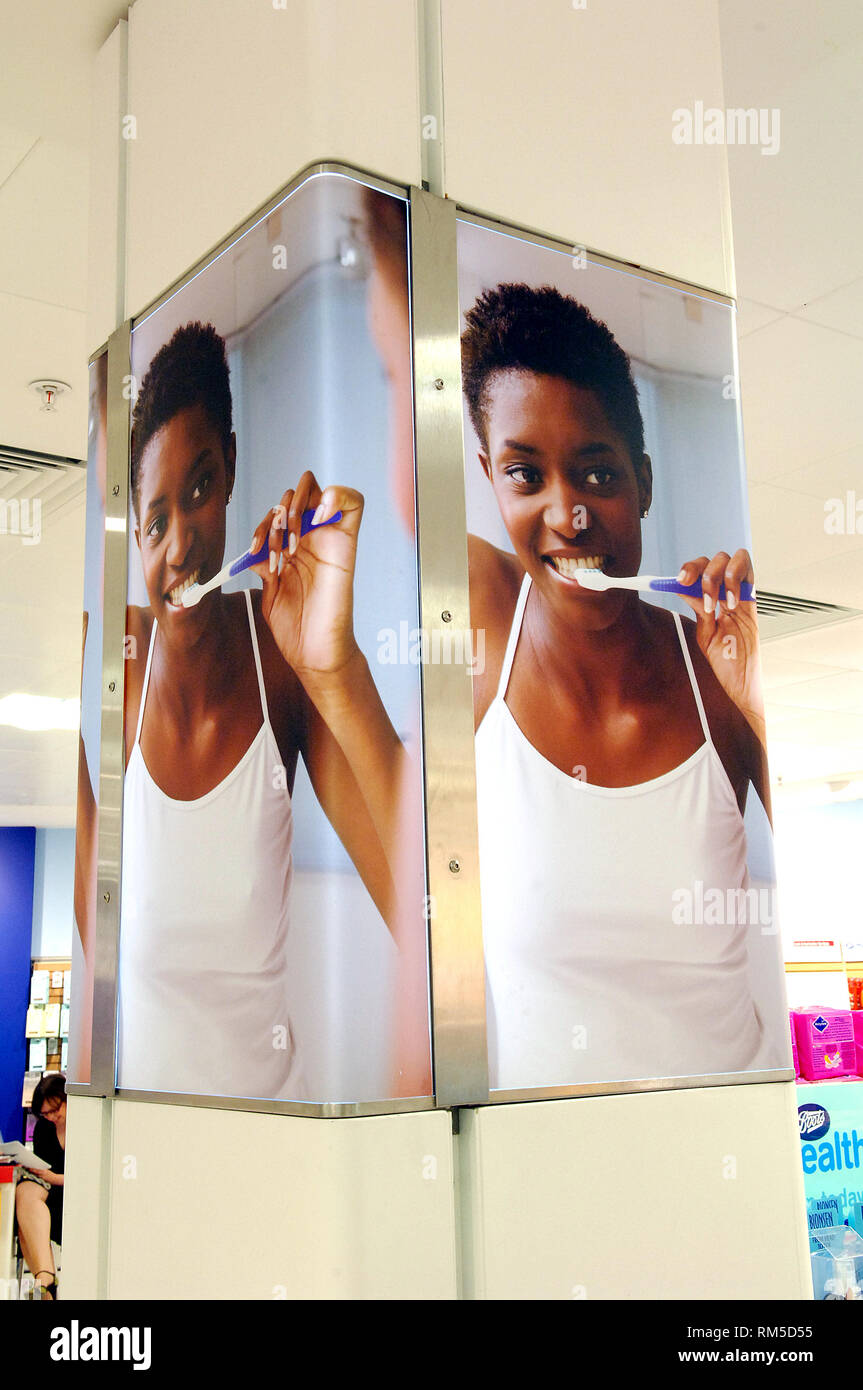 Une grande affiche en magasin d'une fille nettoyer ses dents Banque D'Images