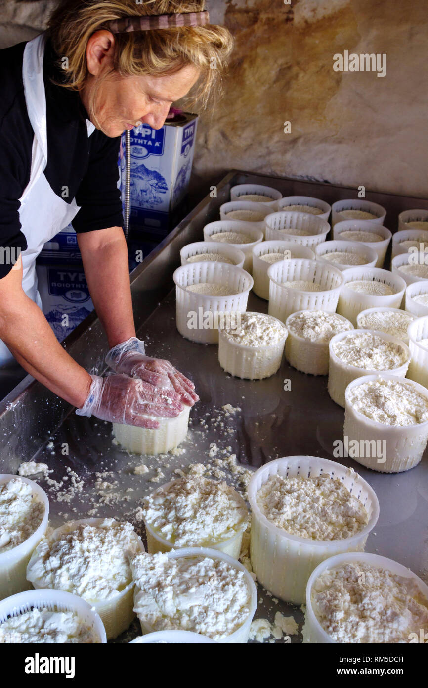 Femme qui fabrique du fromage artisanal local dans une fromagerie traditionnelle, sur l'île d'Agios Efstrattios, en mer Égée, en Grèce. Banque D'Images