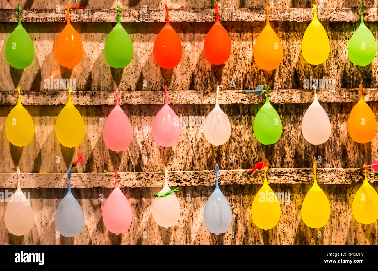 Ballons multicolores contre une planche en bois à un jeu d'amusement le long de décrochage du marché nocturne de la rue Kenting Banque D'Images