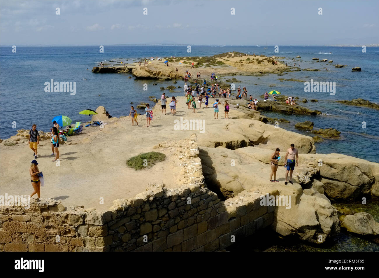 Excursionnistes sur l'île de Tabarca, Alicante, Espagne Banque D'Images