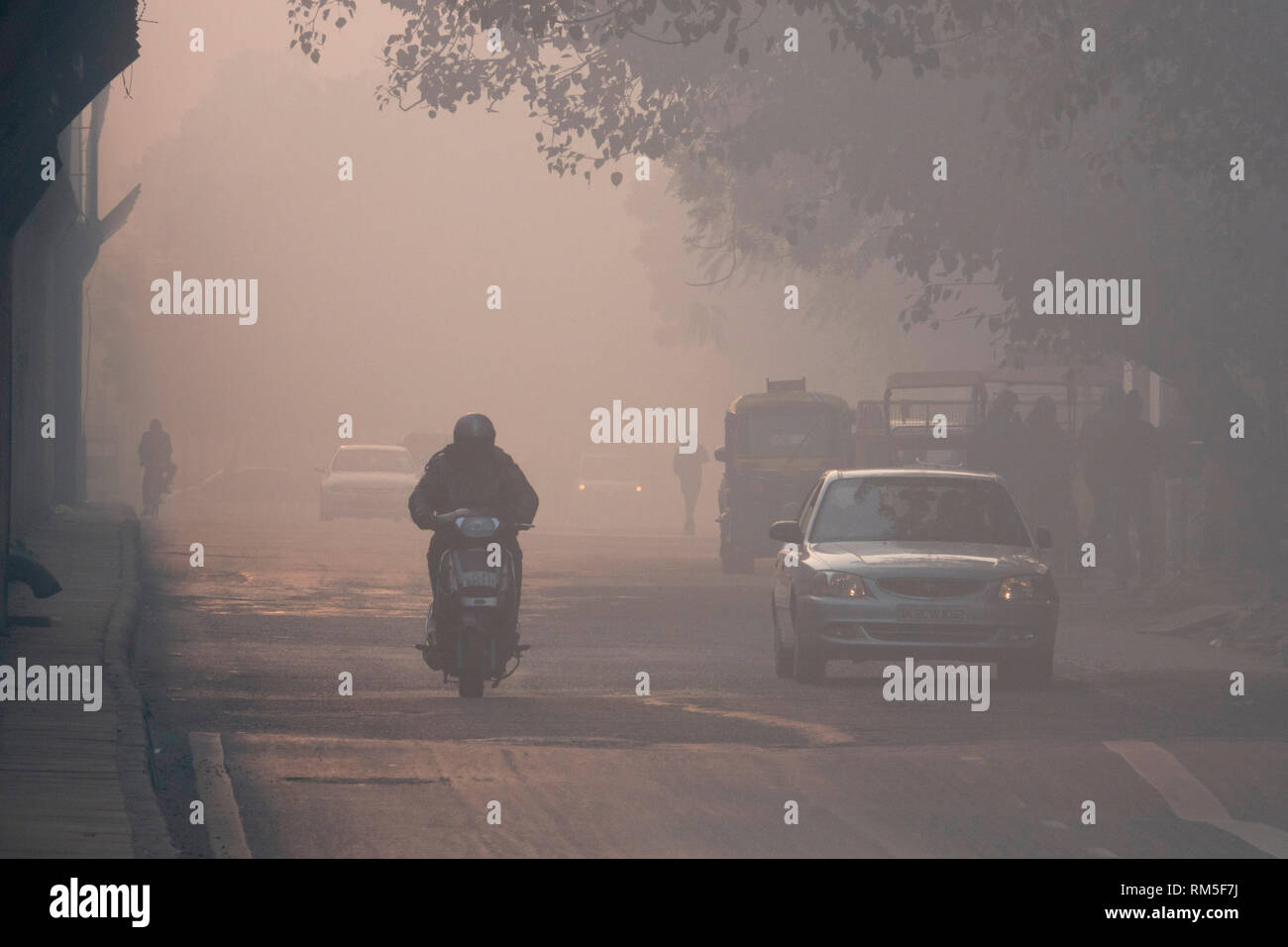 Les banlieusards de niveaux dangereux de la pollution de l'air à Connaught Place, New Delhi, Inde Banque D'Images