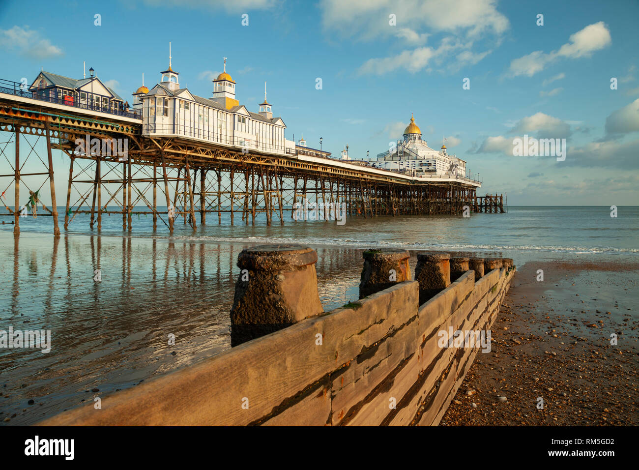 Coucher du soleil d'hiver à Eastbourne Pier dans l'East Sussex. Banque D'Images