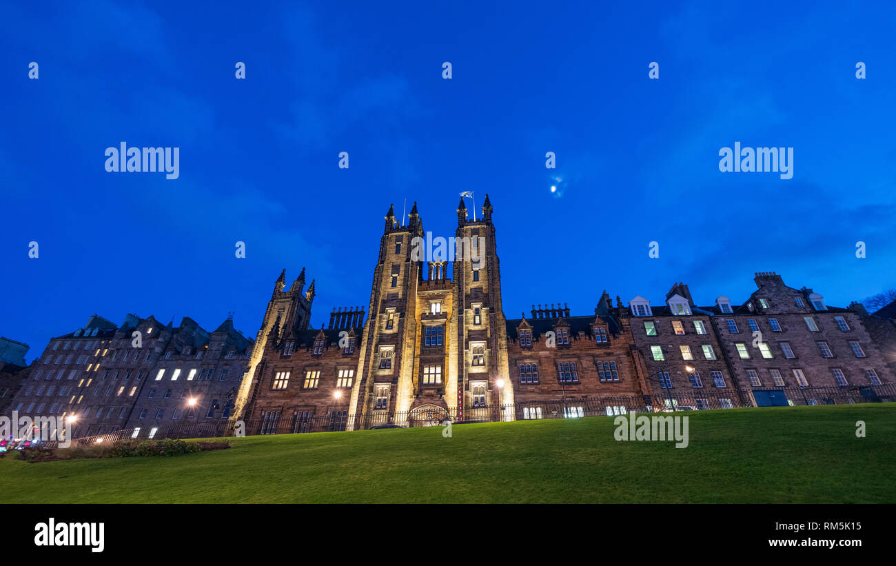 Vue de la nuit de l'Université d'Édimbourg New College building sur la butte de la vieille ville d'Édimbourg, Écosse, Royaume-Uni Banque D'Images