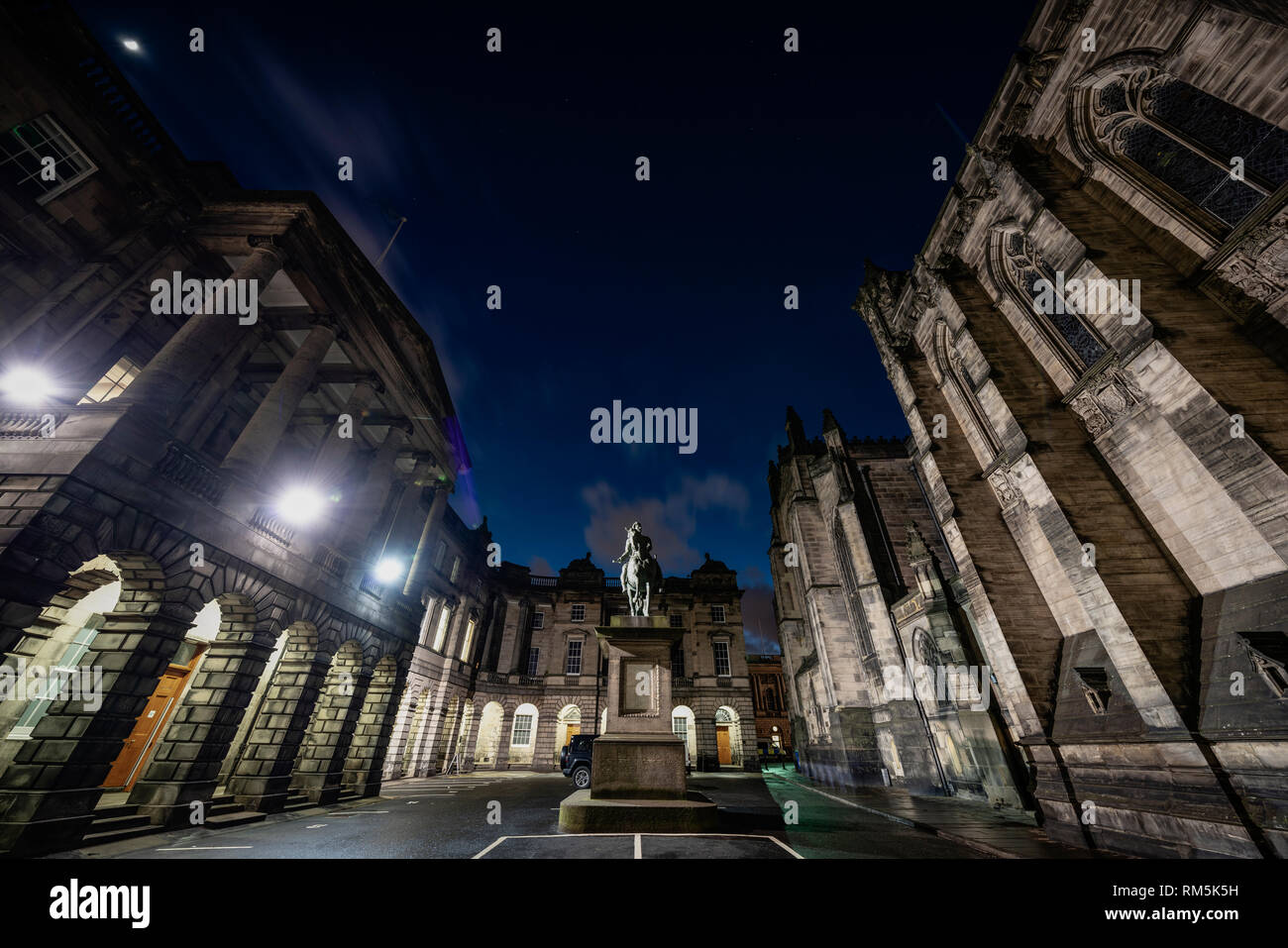 Vue nocturne de la place du Parlement et de la Cour de session dans les bâtiments de la vieille ville d'Édimbourg, Écosse, Royaume-Uni Banque D'Images