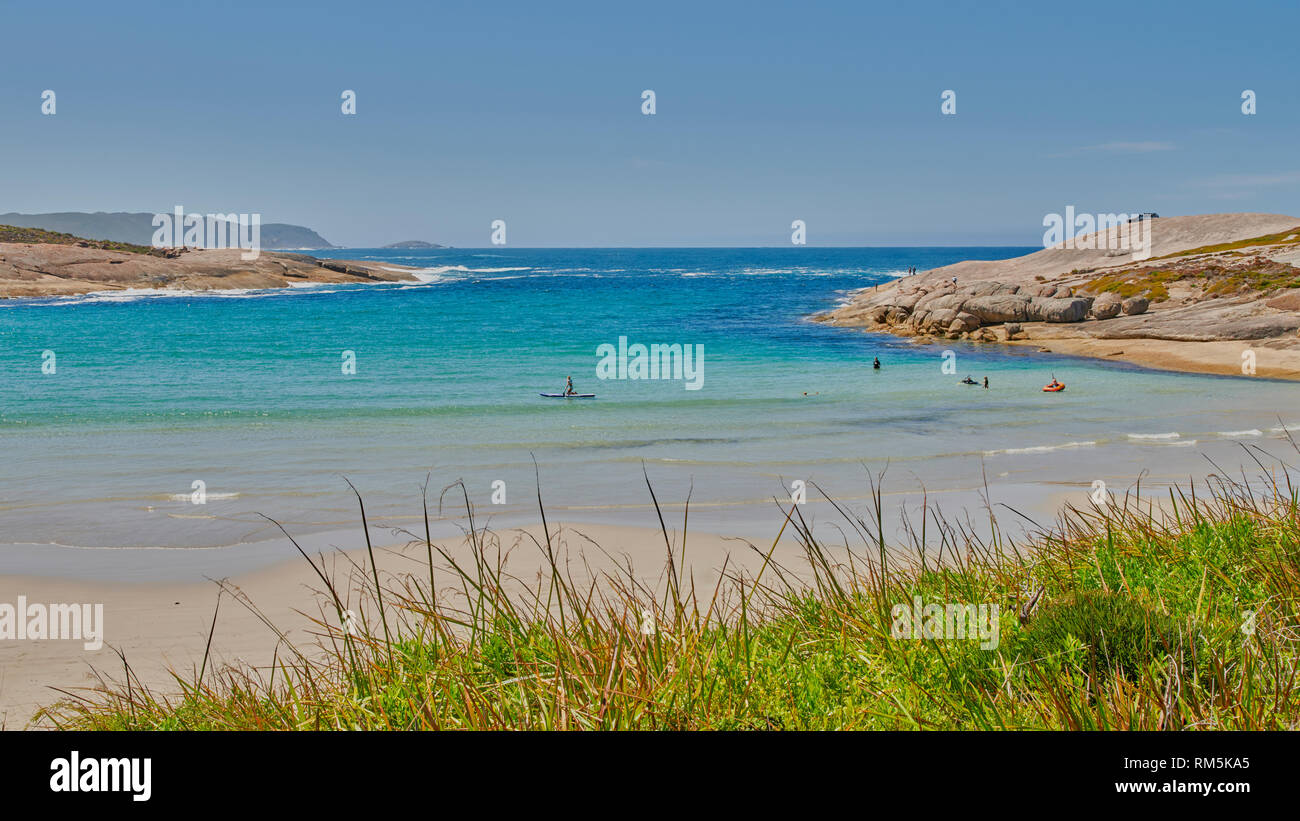 Les gens nager et se détendre dans la grande baie de l'Australie au lieu-dit Port bateau près de Danemark, de l'Australie Occidentale Banque D'Images