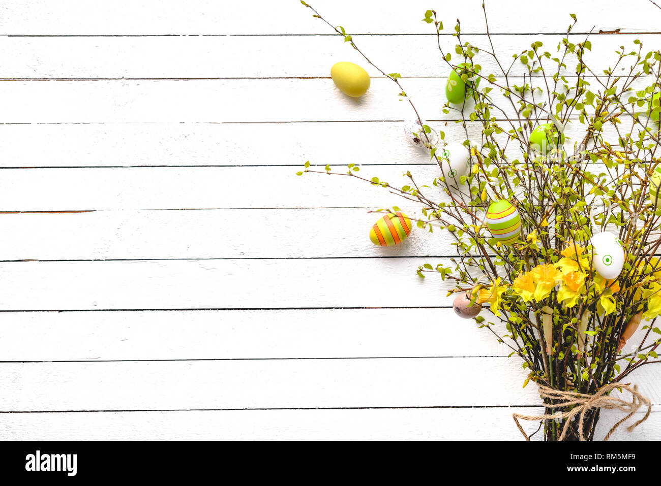 Branches de Pâques avec les oeufs de pâques, printemps bouquet avec jonquille et branche de bouleau Banque D'Images