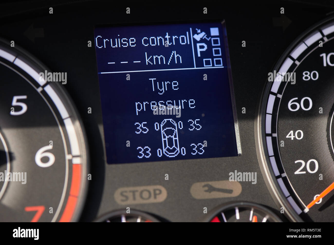 TPMS) Système de surveillance de pression des pneus affichage de contrôle  sur un tableau de bord d'une voiture Photo Stock - Alamy