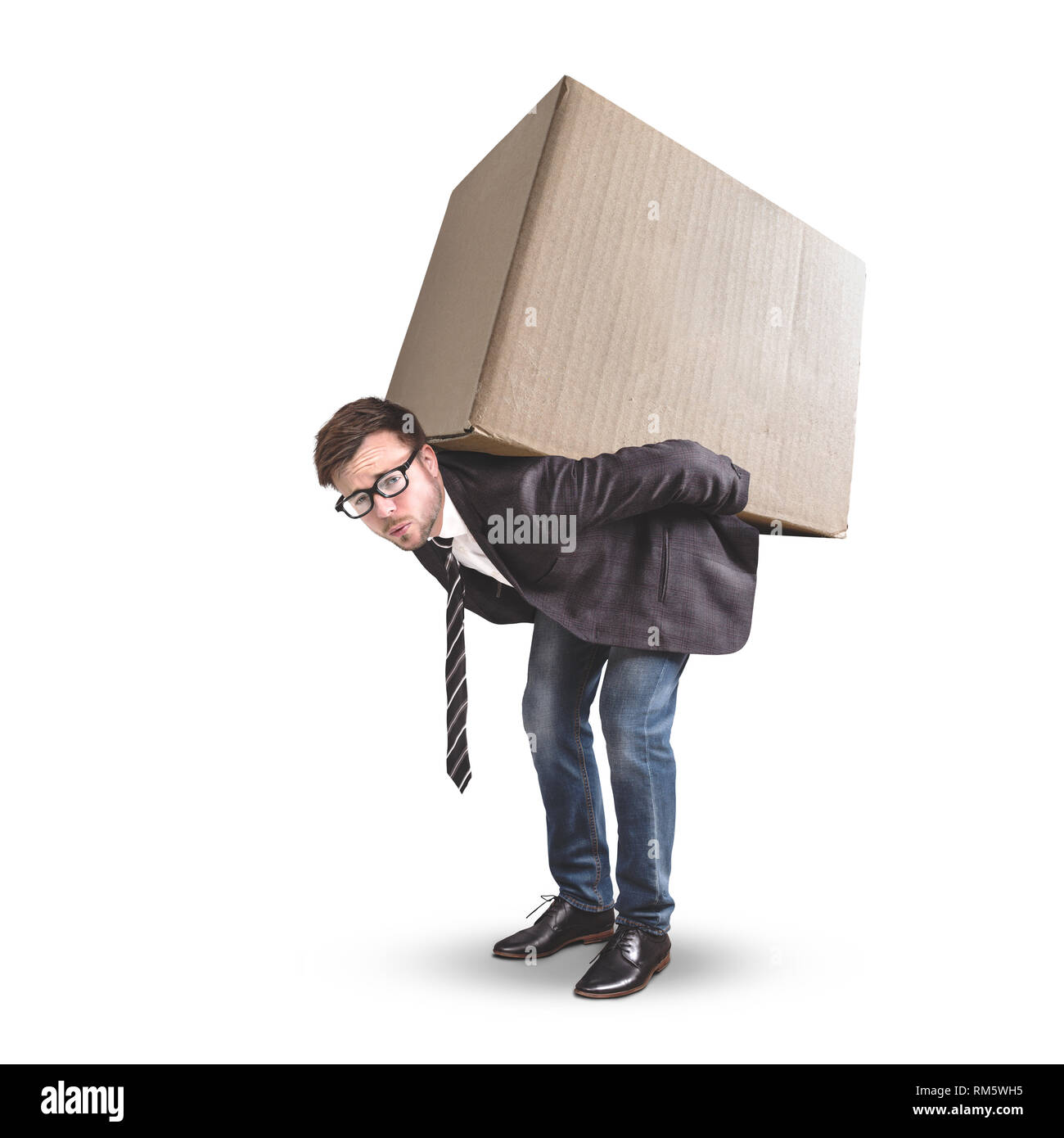 Un homme est porteur d'une grande boîte en carton - isolé sur fond blanc Banque D'Images