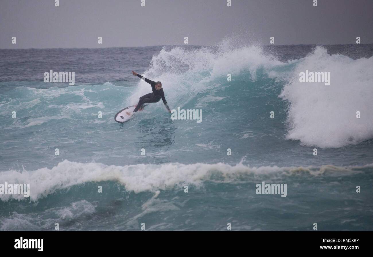 Surfer sur la plage de Bondi, Australie Banque D'Images