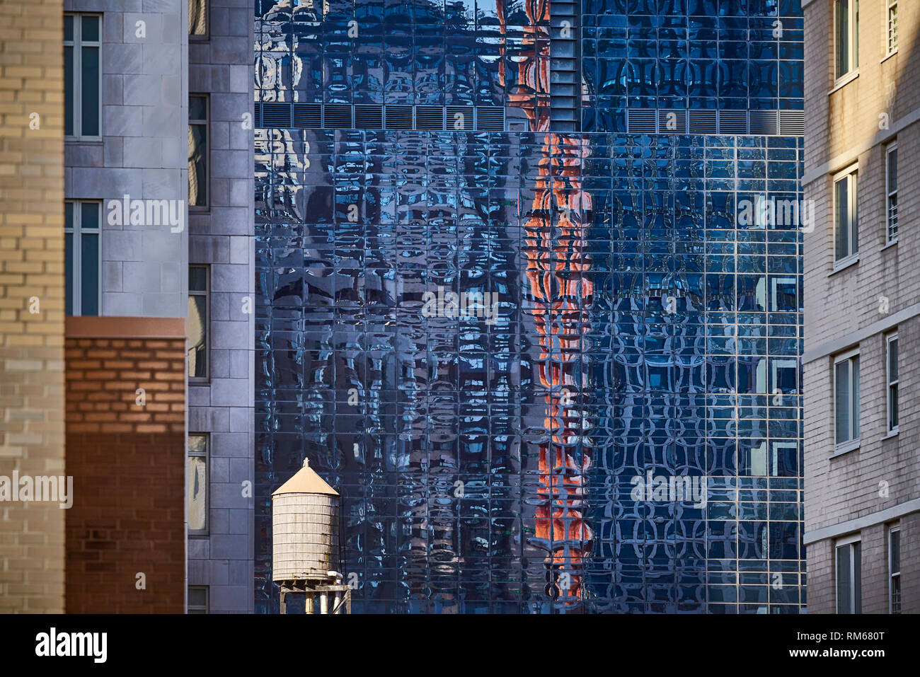 Reservoir Avec De L Eau Immeuble Moderne De L Arriere Plan La Ville De New York Usa Photo Stock Alamy