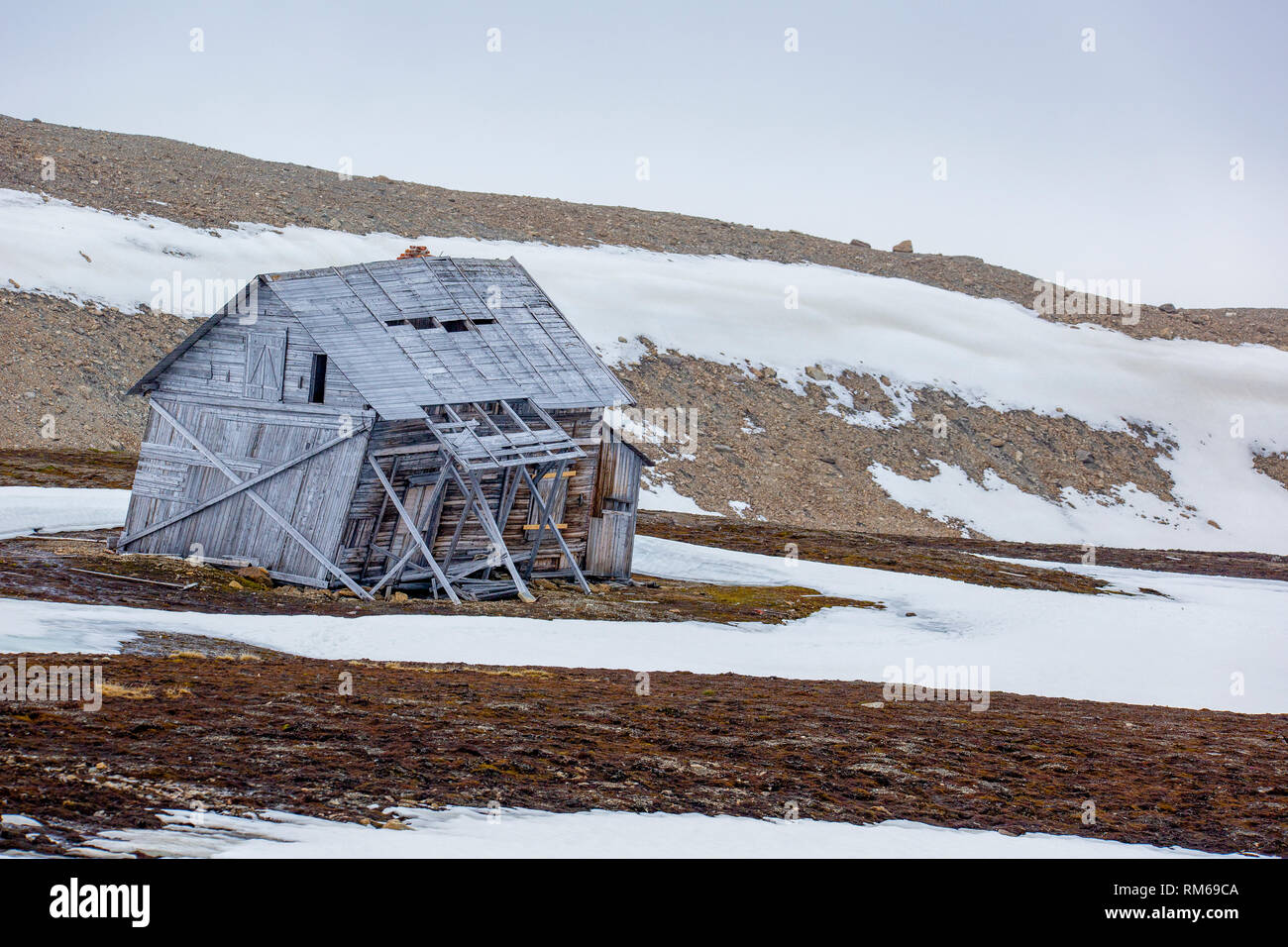 Cabane de chasse sur la côte de l'Arctique en été. Ahlstrandhalvoya, Bellsund, Spitzberg, archipel du Svalbard, Norvège, Scandinavie Banque D'Images